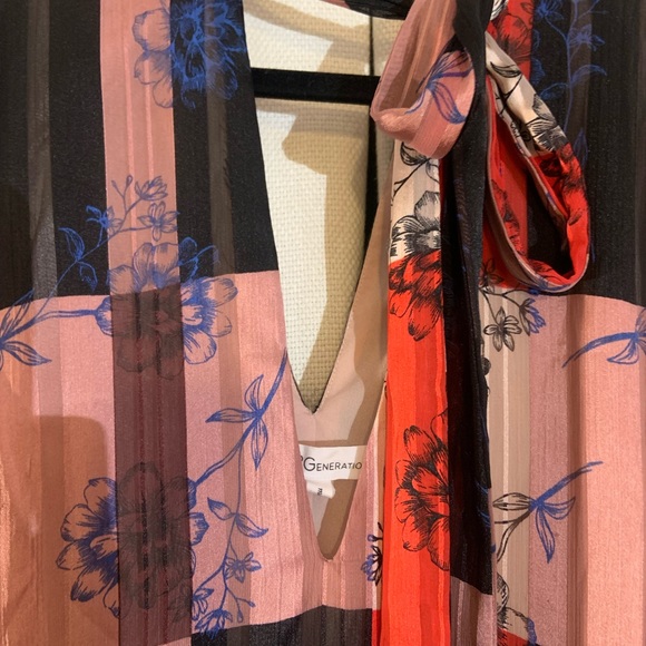 BCBG flowy top/ short dress with v neck and ties - Picture 4 of 6